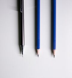 Urban Sketcher haben meist eine kleine Auswahl Bleistifte dabei. Druckbleistifte sind praktisch, weil Ihr sie nicht anspitzen müsst. Foto: PNW Production (Pexels)