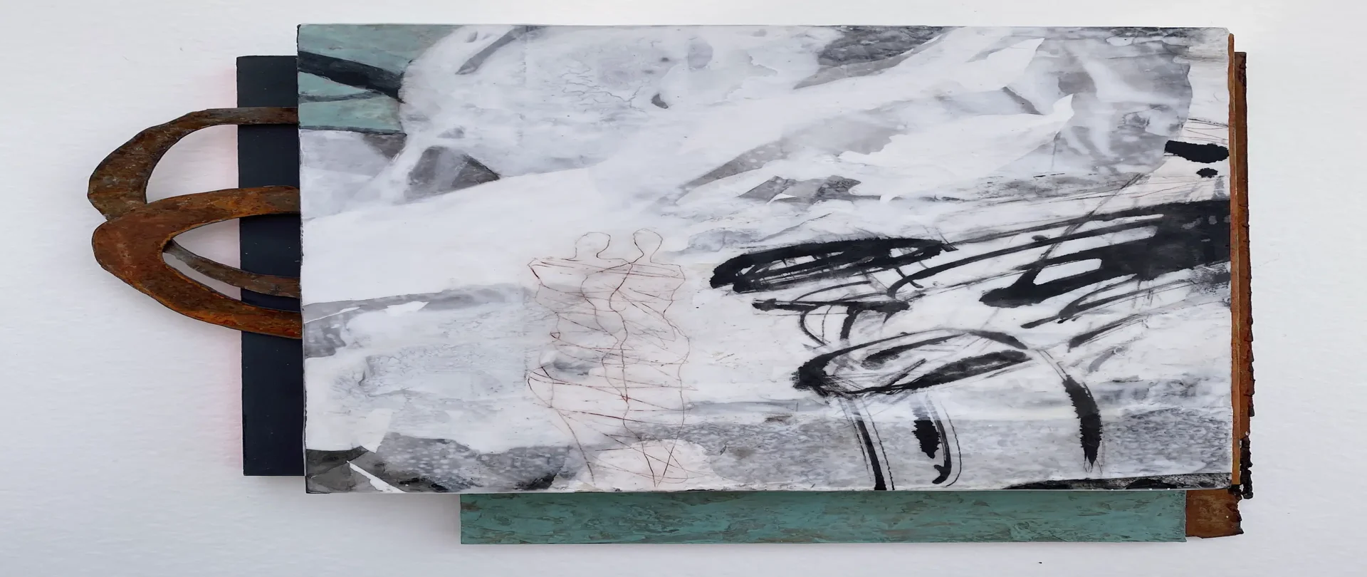 Abstraktes Kunstwerk mit skizzenhaften Linien, rostroten Kreisen und verschwommenen Figuren auf grauem, weißem und grünem Hintergrund, symbolisiert kreative Grenzüberschreitungen