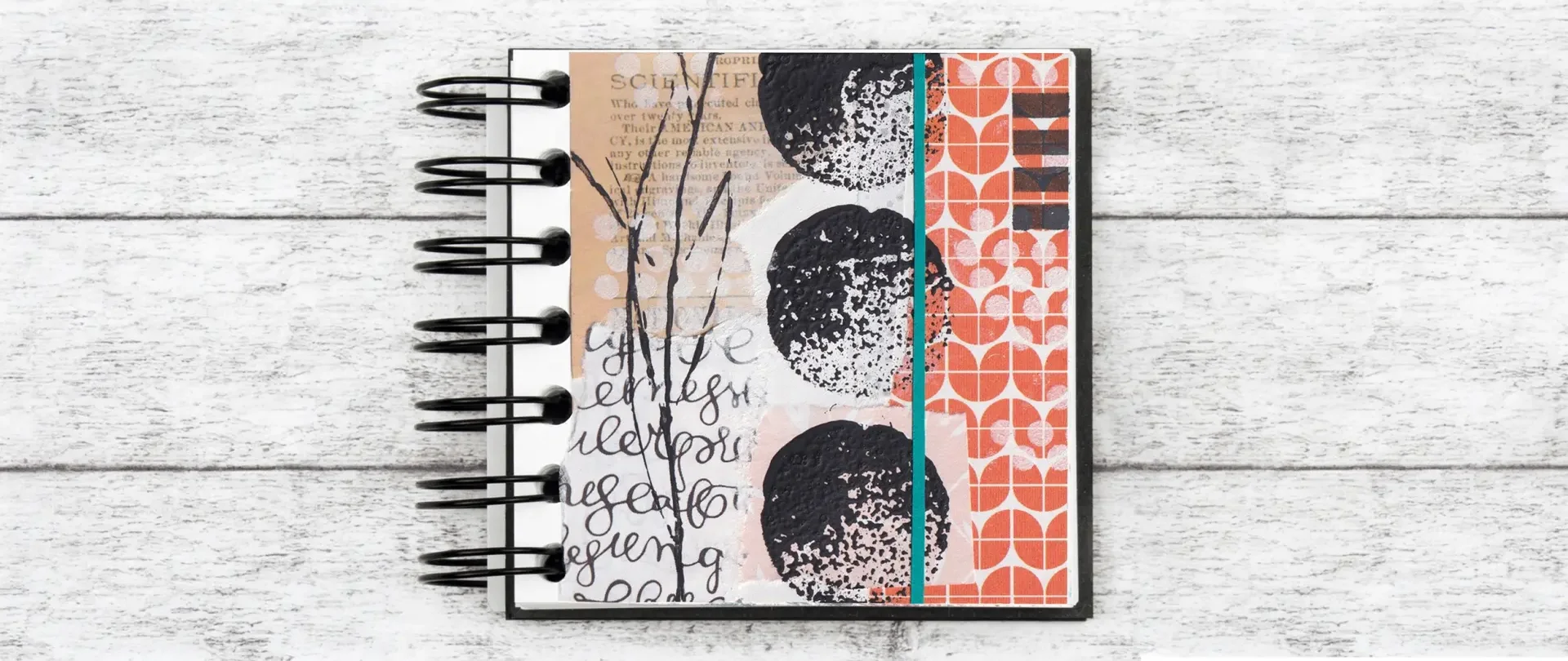 Kreatives MixedMedia Art Journaling mit verschiedenen Materialien und Techniken in einem farbenfrohen, handgestalteten Skizzenbuch mit Text und Mustern