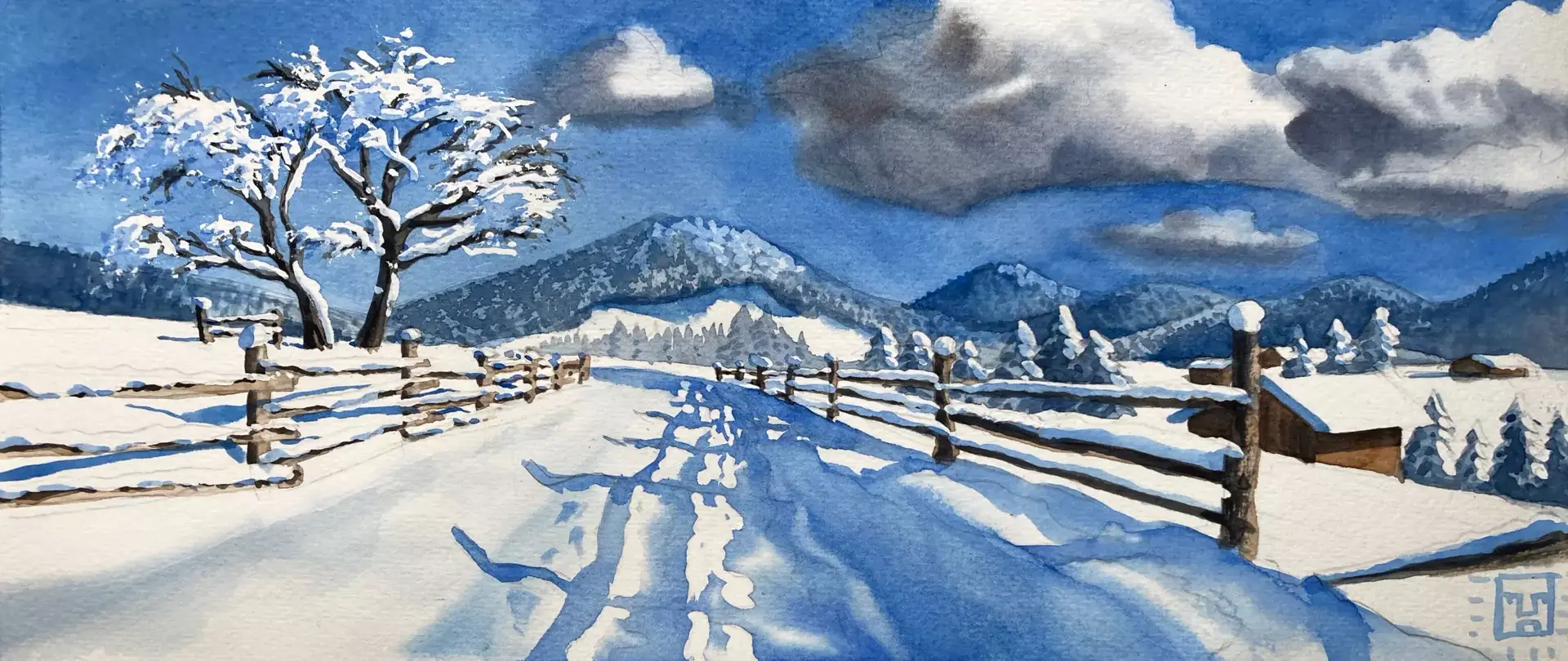 Verschneite Winterlandschaft mit schneebedecktem Weg, Tannen, Zaun und Bergen, beleuchtet von tiefer Sonne mit blauen Schatten im Aquarellstil