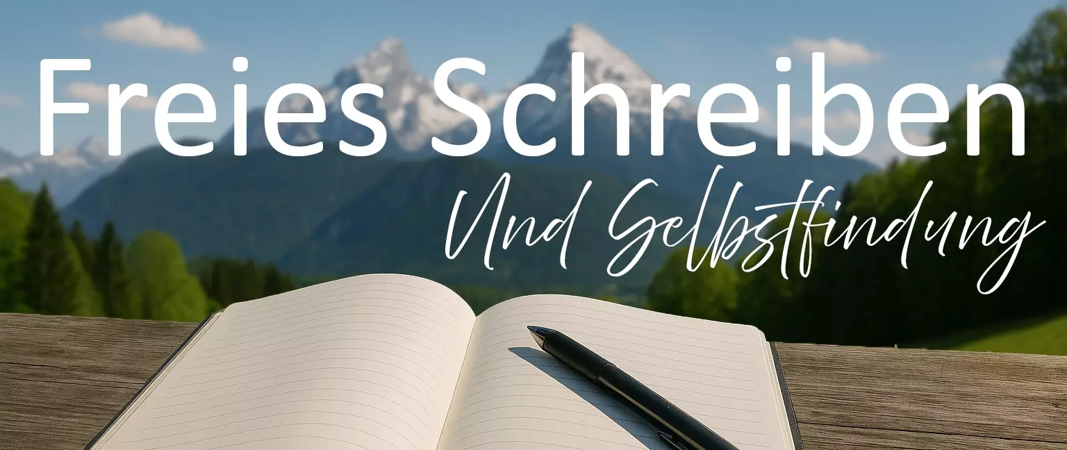 Offenes Notizbuch mit Stift auf Holztisch vor Berglandschaft, Symbol für freies Schreiben und Selbstfindung durch kreative Intuition