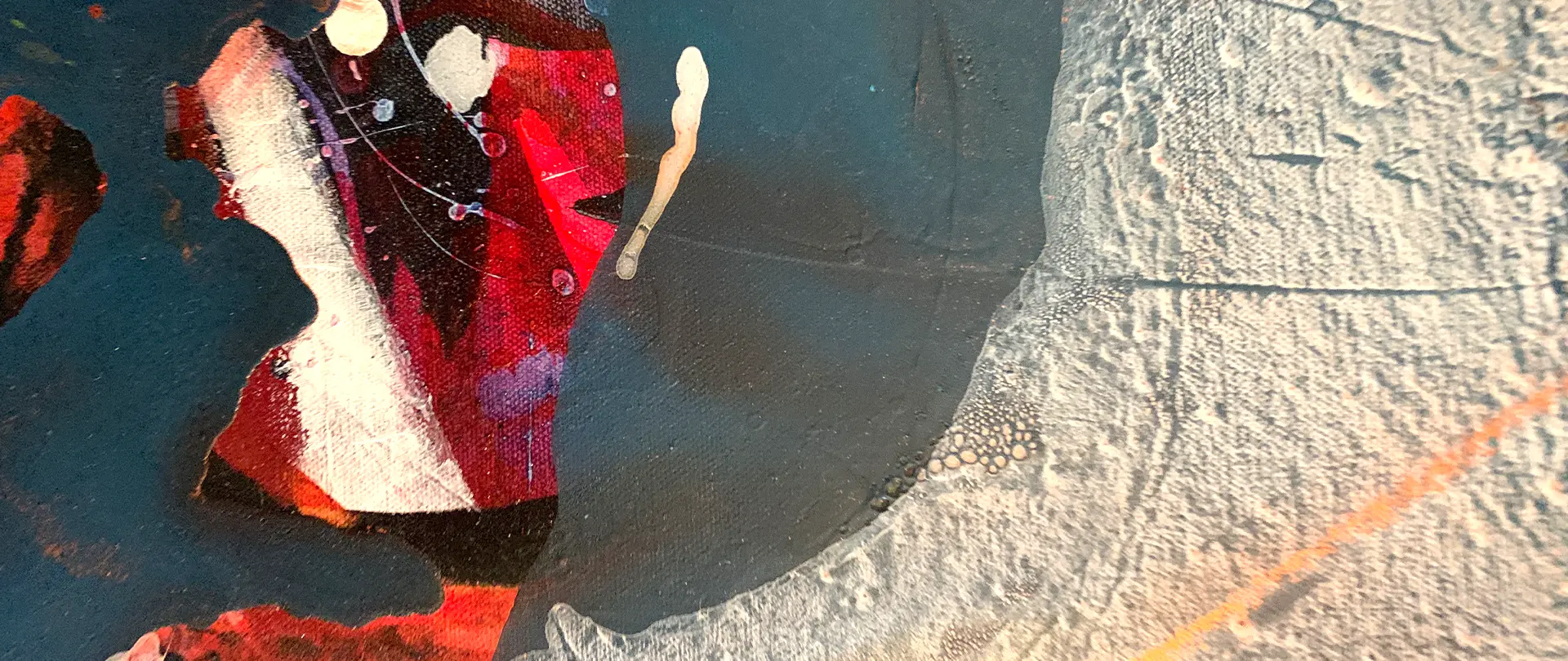 Abstraktes Acrylbild mit lebendigen Rot-, Weiß- und Blautönen sowie strukturierten Flächen für kreatives abstraktes Malen