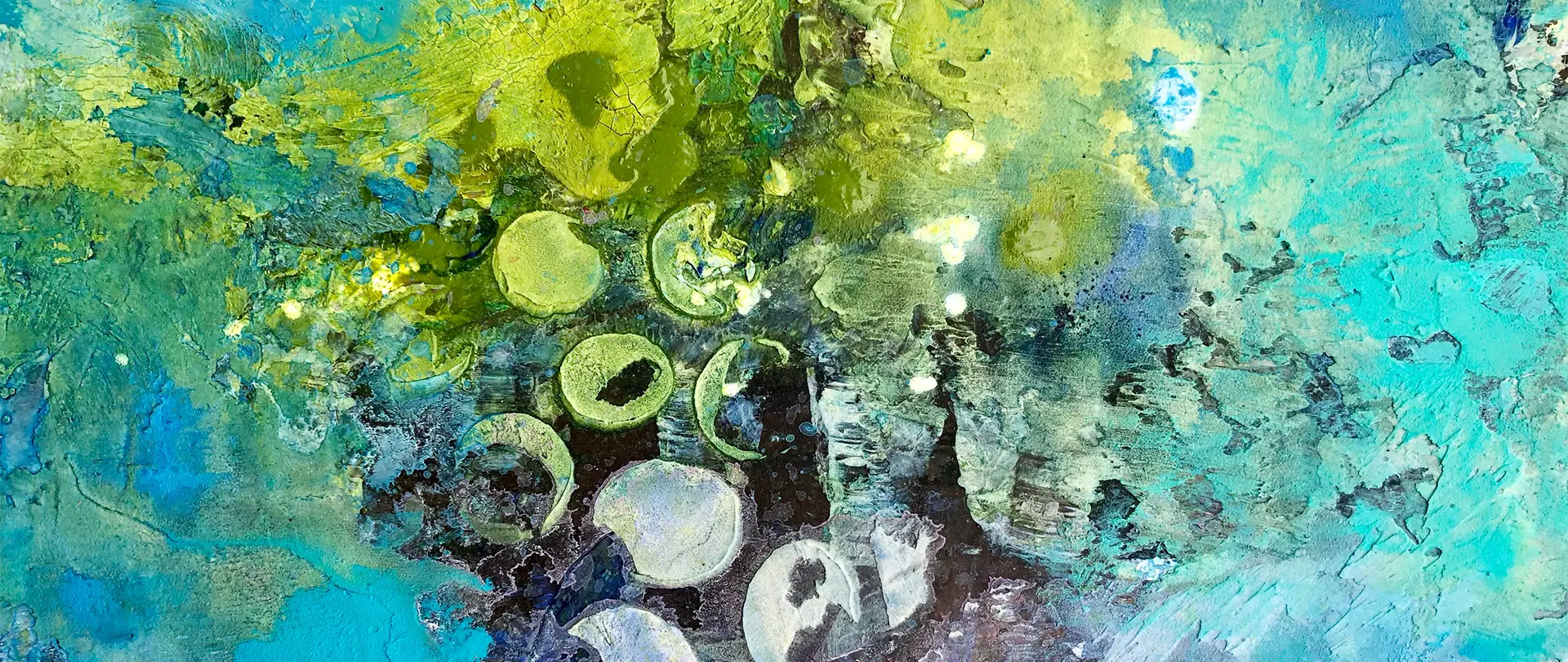 Abstrakte Acrylmalerei mit vielfältigen Cyan-, Grün- und Gelbtönen sowie strukturierten Oberflächen und kreisförmigen Effekten auf Leinwand