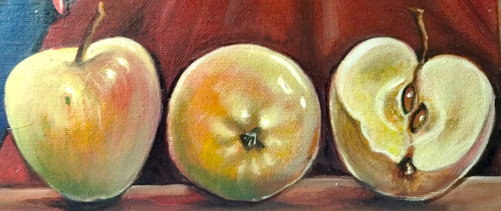 Drei Äpfel, einer ganz, einer von oben und einer halbiert, gemalt mit leuchtenden Farben in einem klassischen Stillleben-Stil