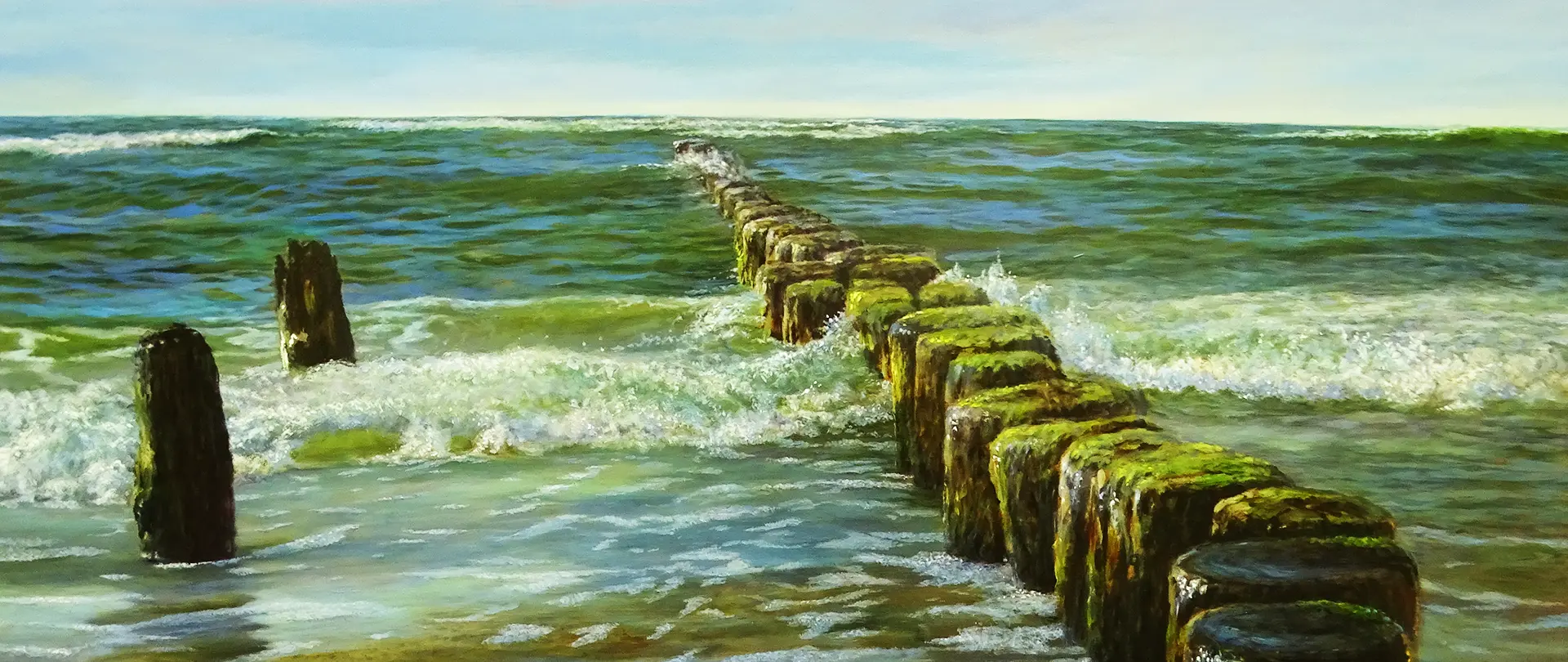 Holzpfähle mit Algen am Wattenmeer der Nordsee bei Licht- und Schattenspiel für Malersommertage-Kurs zur Perspektive und Farbwahl