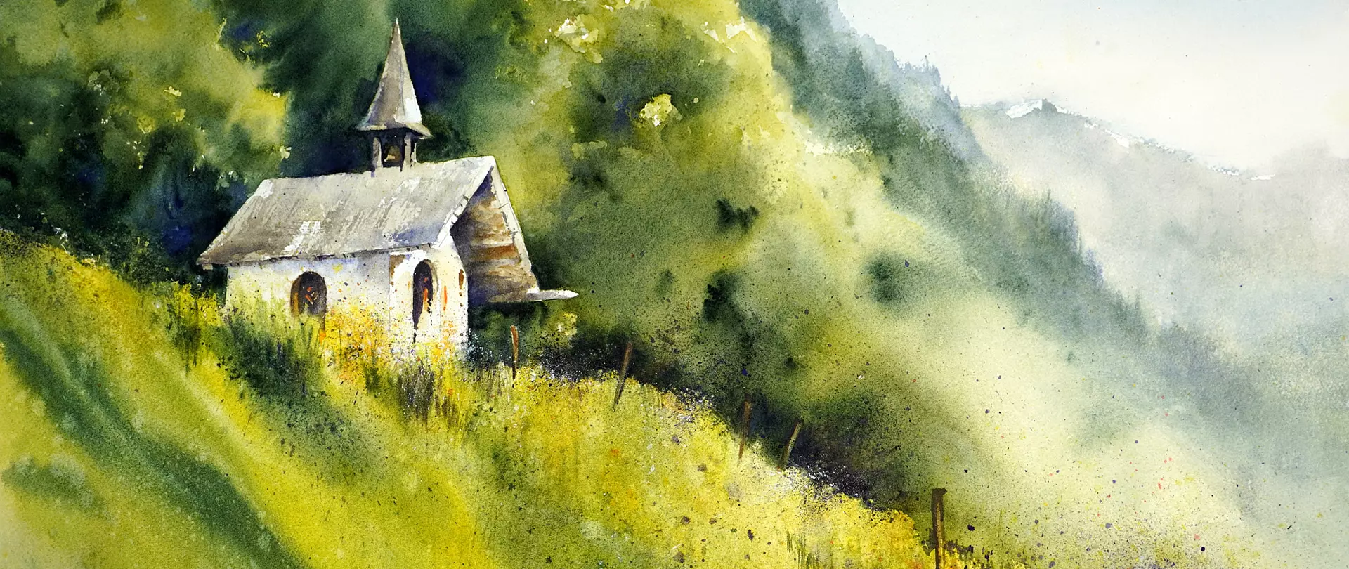 Kleine Kapelle auf einem grasbewachsenen Hügel vor bewaldeten Bergen in sanften Aquarellfarben mit Licht- und Nebeleffekten