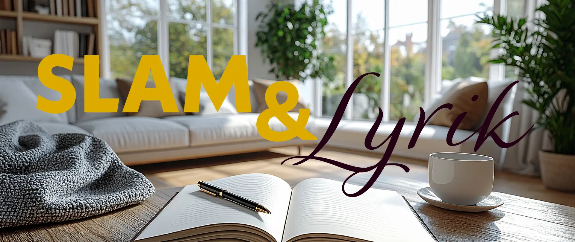 Offenes Buch, Stift und Kaffeetasse auf Tisch vor Sofa mit großem Fenster, dazu Schriftzug "SLAM & Lyrik" als Symbol für Poetry Slam und Lyrik Kurs