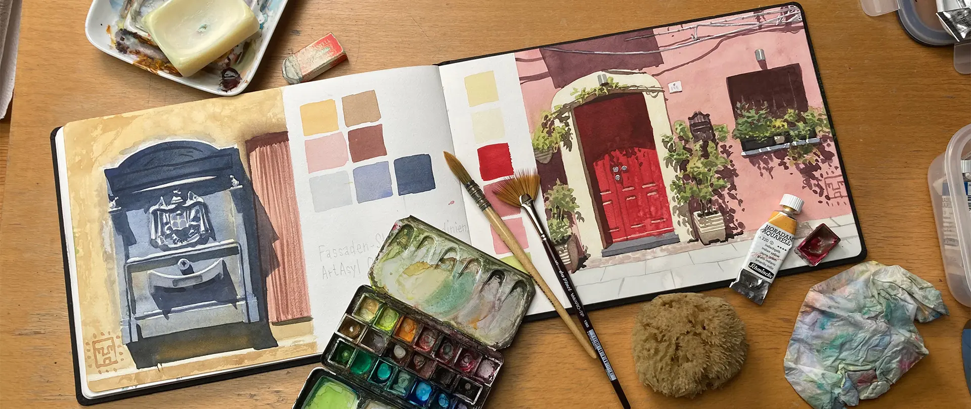 2027 10. Januar · Thomas Haubold · Live Online Kurs · Aquarell, Architektur, Landschaft · Deutsch Im Licht des Südens Aquarellfarben, Pinsel, Schwamm und Skizzenbuch mit mediterraner Hausfassade und Farbpaletten für einen Malkurs zur südlichen Lichtstimmung