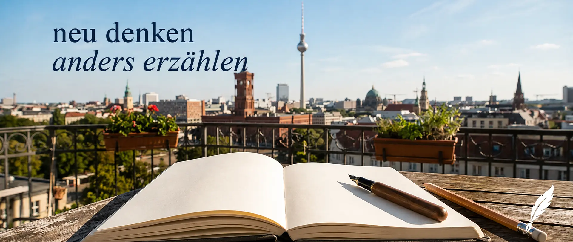 Offenes Notizbuch auf Holzterrasse mit Blick auf Berliner Skyline und Schrift "neu denken anders erzählen" als Symbol für kreatives Schreiben jenseits von Klischees