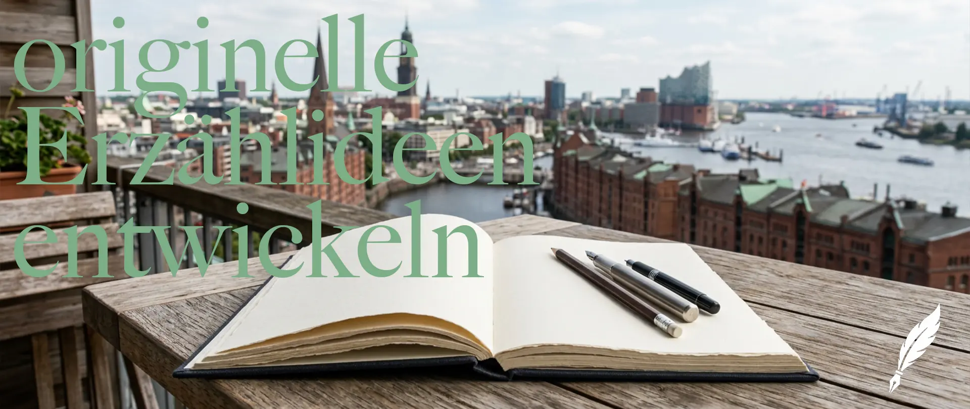 Offenes Notizbuch mit Stiften auf Holztisch vor Hamburger Hafen und Schrift "originelle Erzählideen entwickeln" als Symbol für kreatives Schreiben jenseits von Klischees