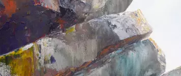 Abstrakte, farbintensive Pinselstriche auf einer Leinwand symbolisieren künstlerische Entwicklung von Skizze zum fertigen Kunstwerk