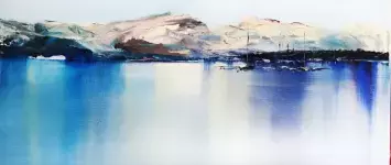 Abstrakte Malerei einer Küstenlandschaft mit Bergen, Wasser und Segelbooten in Blau- und Erdtönen als künstlerischer Eindruck