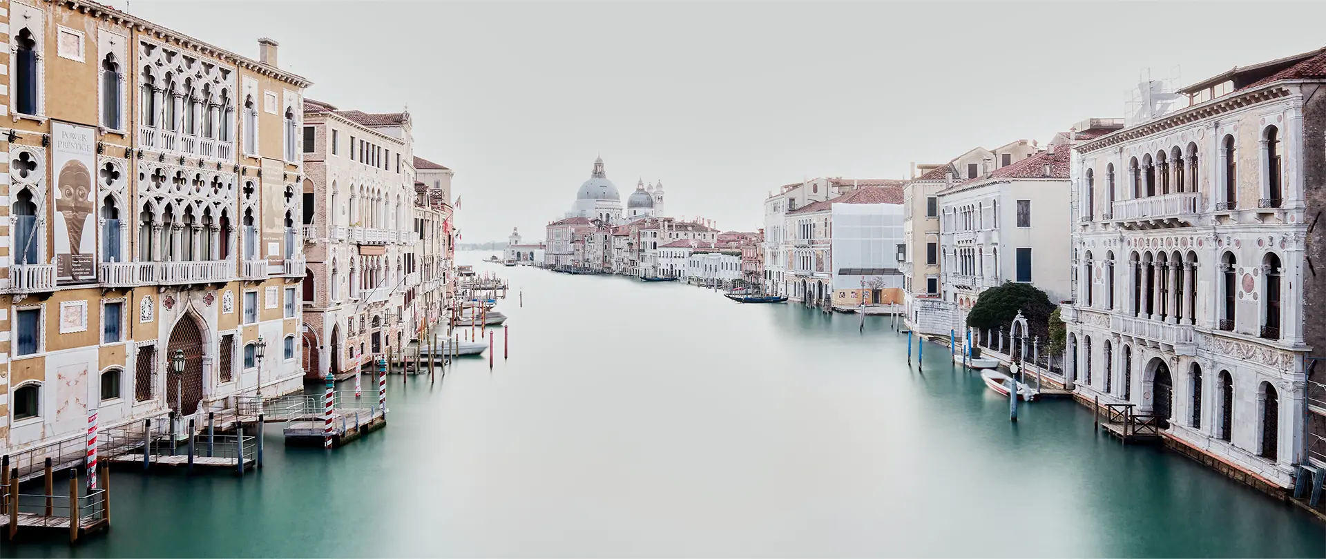 Venedigs historische Kanäle mit venezianischer Architektur und weichem Tageslicht, ideal für Fotografie mit verschiedenen Lichtstimmungen und Kompositionen