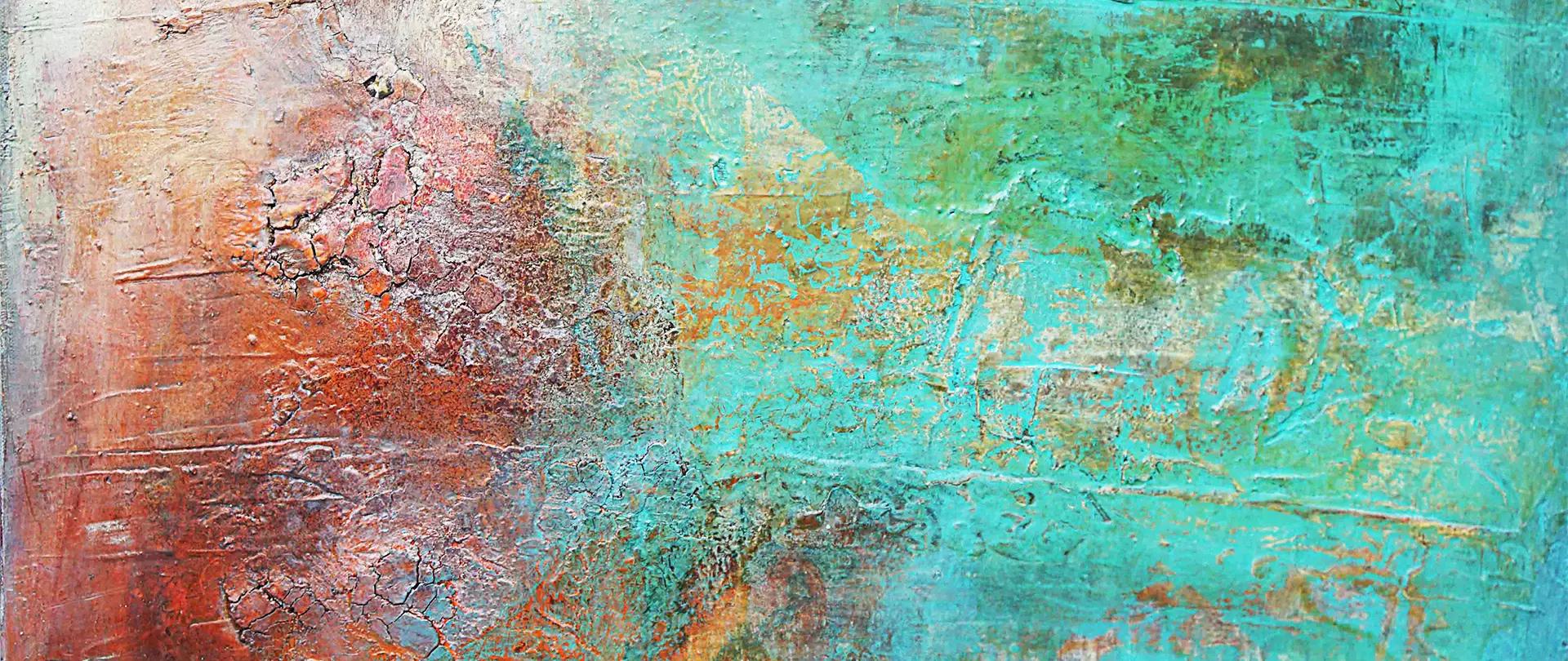 Abstrakte Struktur mit rostbraunen und türkisen Pigmenten auf rauer Oberfläche zur Darstellung von Rost und Materialeffekten