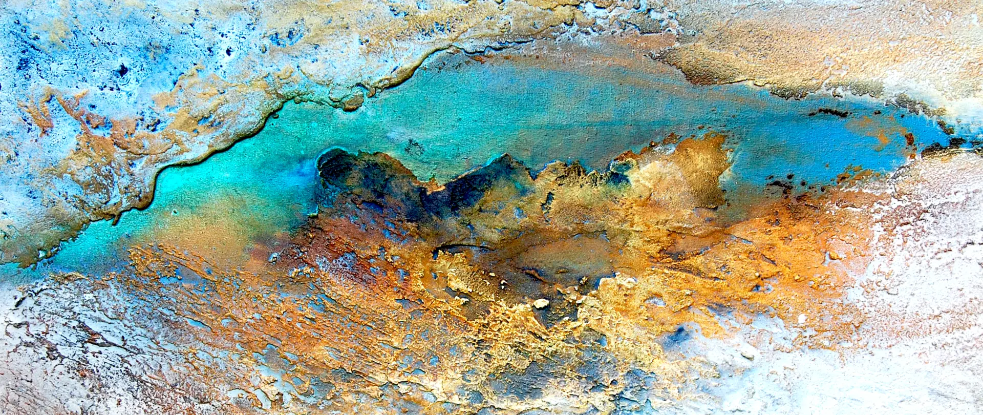 Abstrakte Malerei mit vielschichtigen, strukturierten Farbflächen in Blau-, Braun- und Goldtönen für kreative Schichtungs- und Farbeffekte