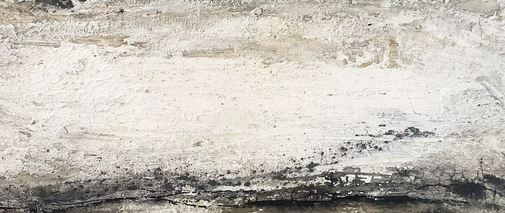 Abstrakte Acrylmalerei mit überwiegend weißen und schwarzen Farbschichten auf rauer Oberfläche erstellt von artistravel Dozentin Renate Linnemeier