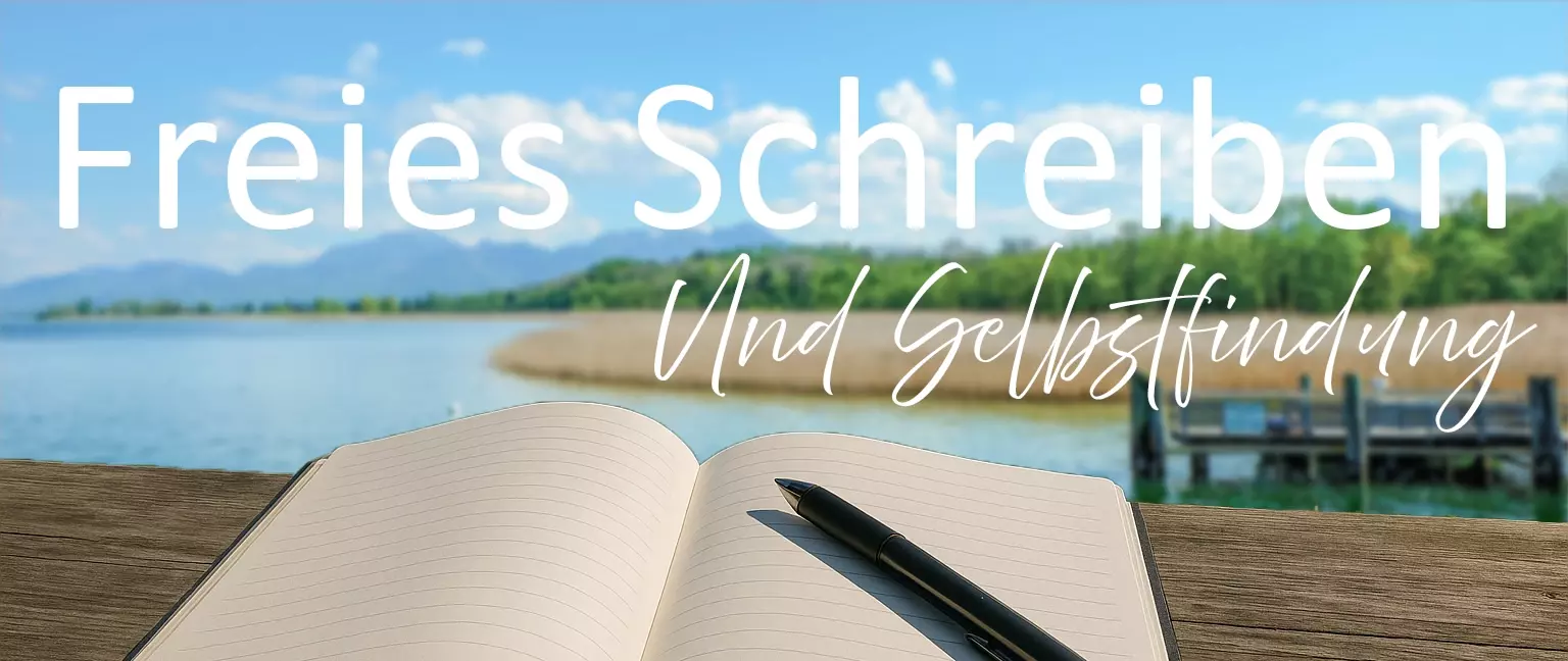 Offenes Notizbuch mit Stift vor See und Hügeln, mit dem Text "Freies Schreiben und Selbstfindung" als Symbol für kreatives Schreiben zur persönlichen Entdeckung