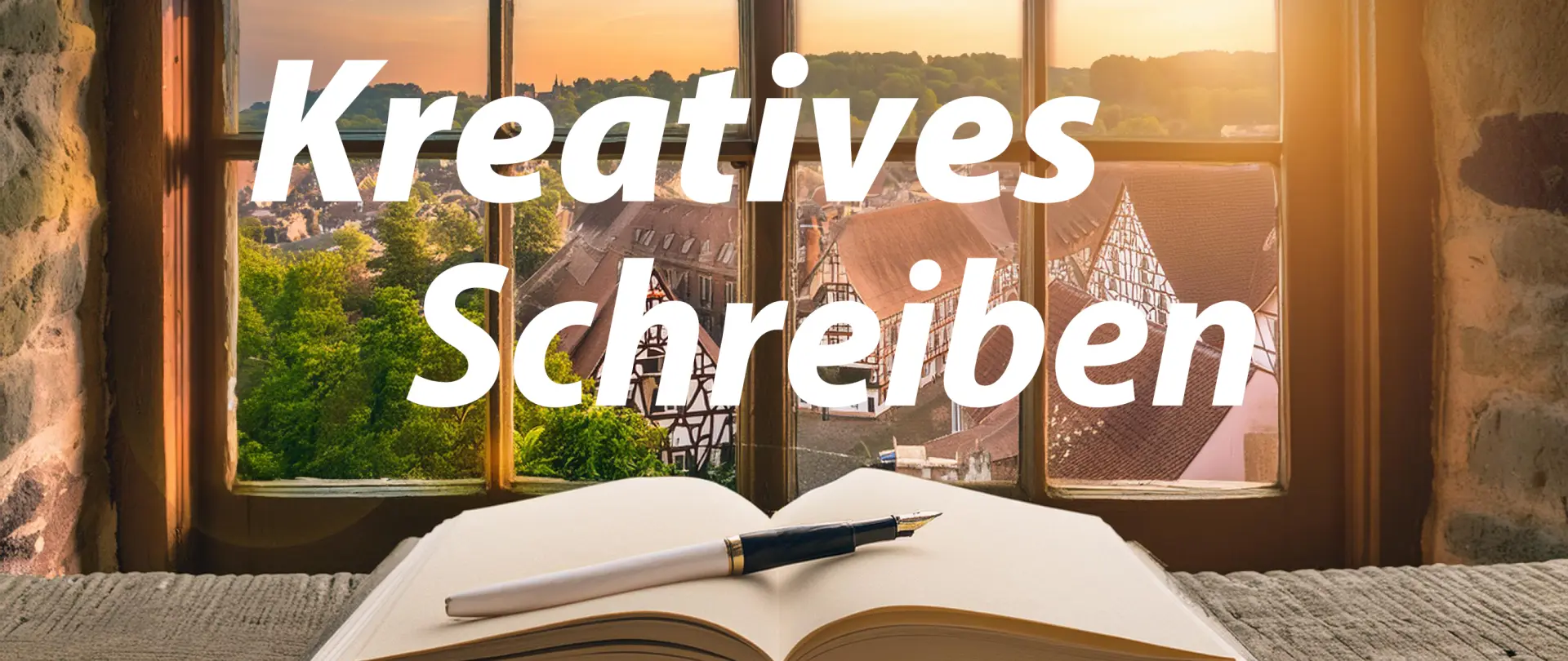 Offenes Buch und Füllfederhalter vor Fenster mit Blick auf Fachwerkhäuser bei Sonnenuntergang, Symbol für kreatives Schreiben und Heldenreise-Kurs