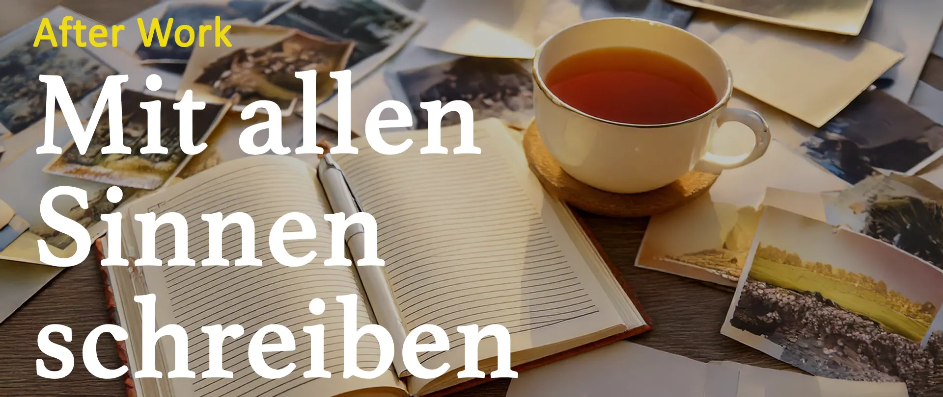 Aufgeschlagenes Notizbuch mit Stift, umgeben von Fotos und einer Tasse Tee auf Holztisch, Symbol für kreatives Schreiben nach der Arbeit