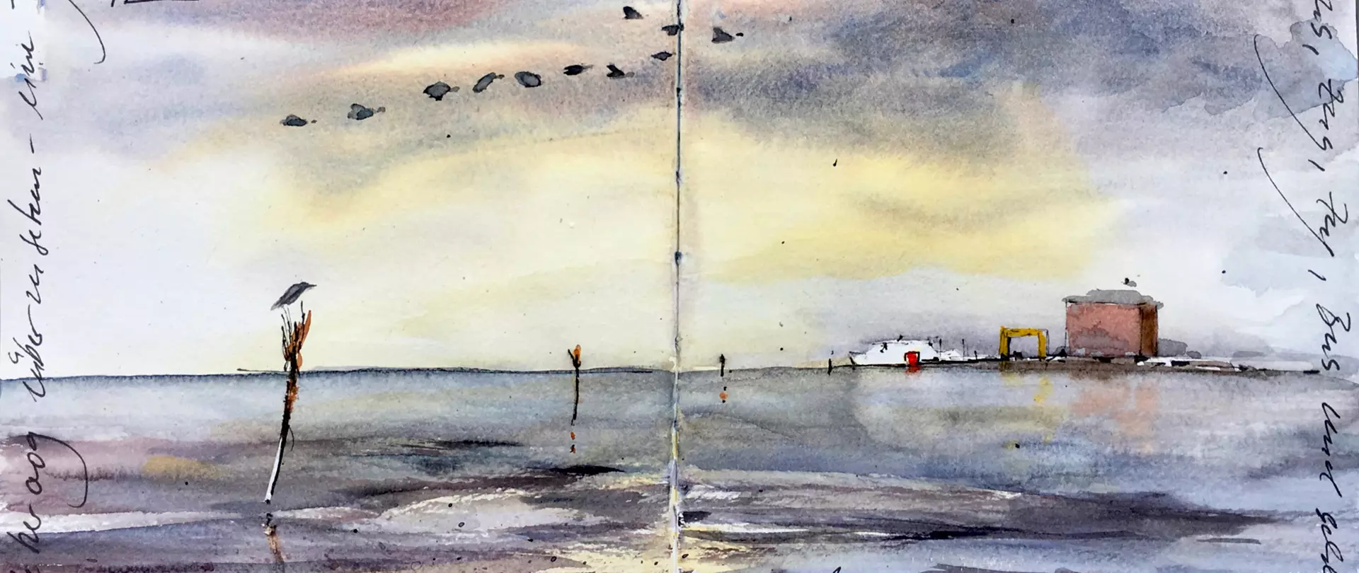 Aquarellskizze mit Vögeln, Pfählen im Wasser, Wolken und Gebäuden am Horizont, die Natur und atmosphärische Stimmung am Wasser darstellen