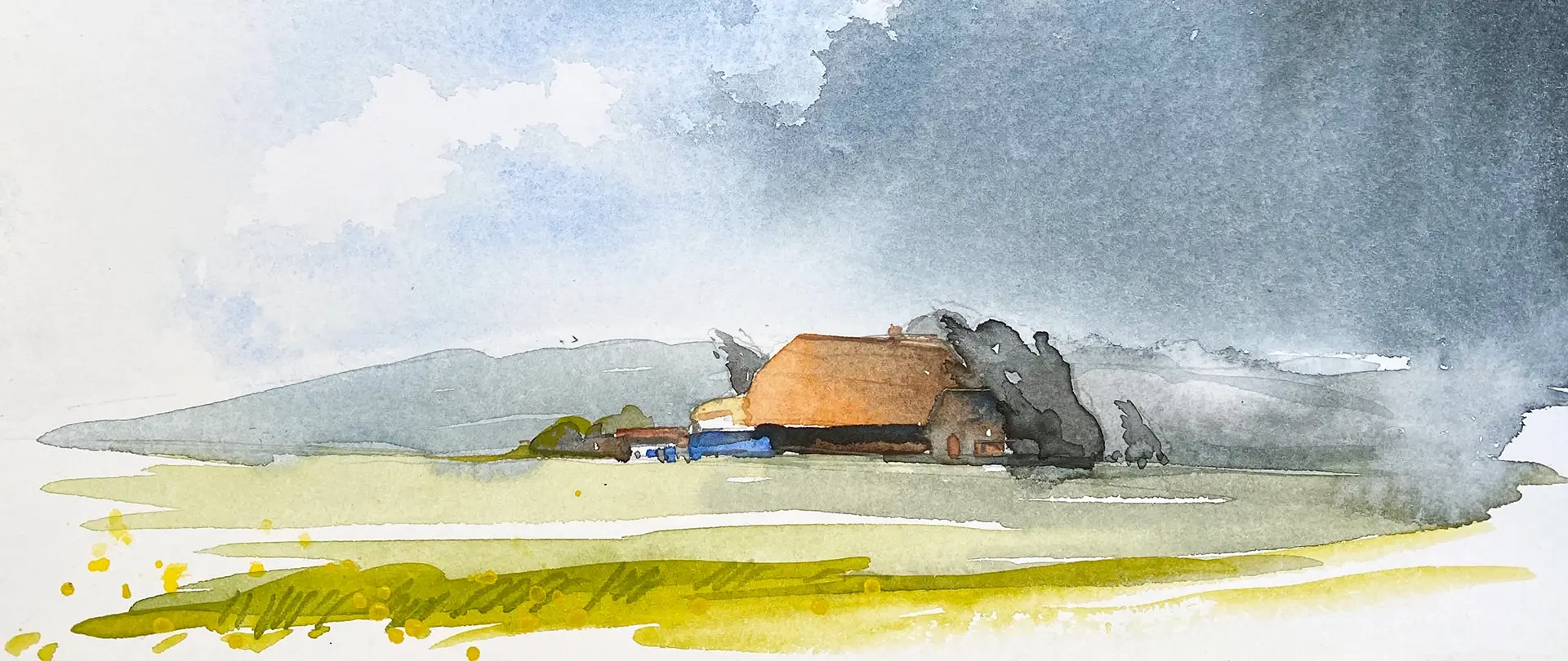 Aquarellskizze einer Landschaft mit einem Haus, Wiesen im Vordergrund und bewölktem Himmel, vermittelt den Eindruck von einfacher Landschaftsskizzierung unterwegs