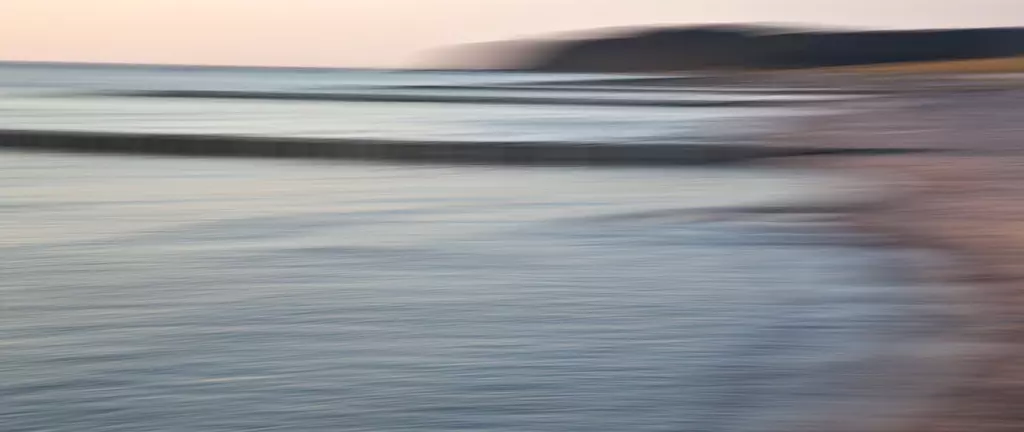 Im Insellicht fotografierte Küste von Jürgen Wassmuth