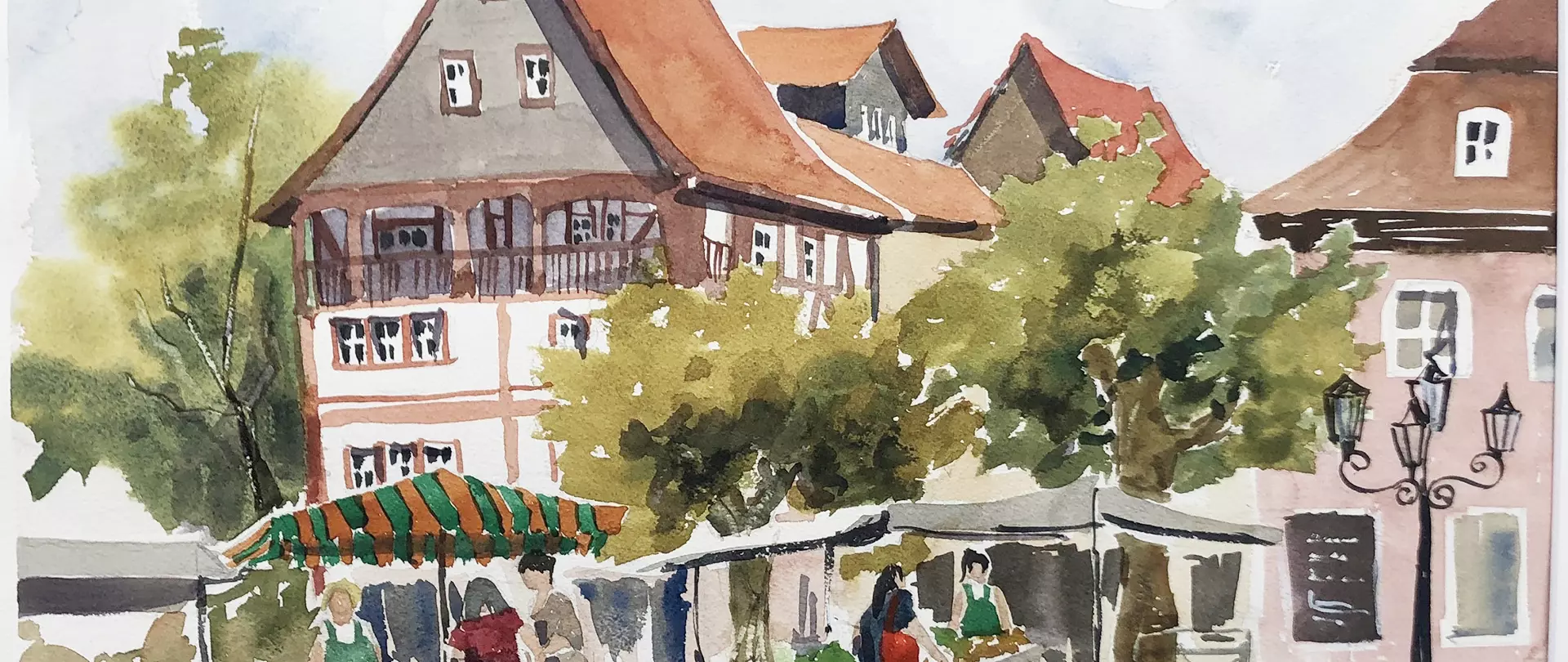 Aquarellmalerei eines traditionellen Marktplatzes mit Fachwerkhäusern, Bäumen und Ständen, die einen leichten Einstieg in die Malerei vermitteln