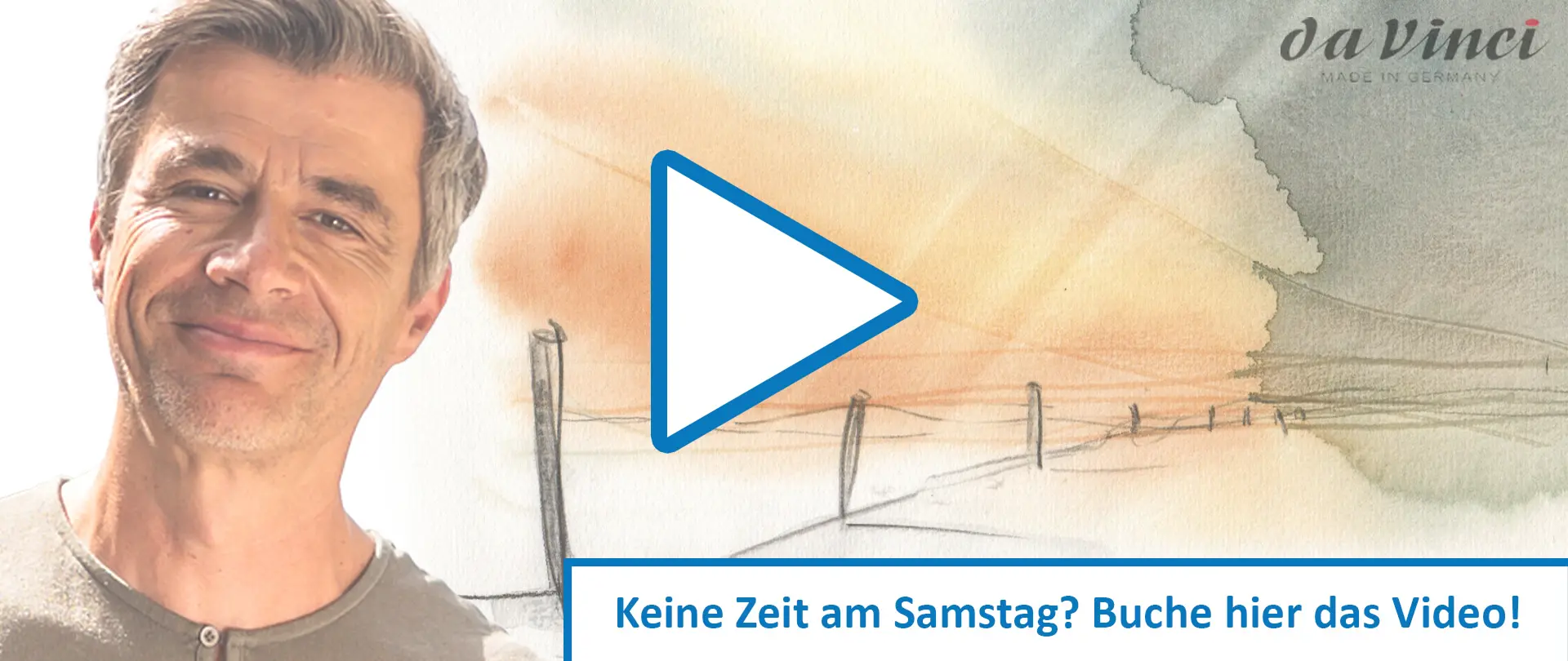 Mann lächelt vor einem skizzierten Landschaftshintergrund mit Sonnenstrahlen und Button zur Buchung der Kurs-Aufzeichnung Himmel, Wind & Wetter sketchen