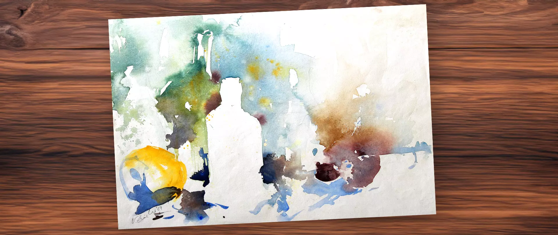 Aquarell-Stilleben mit unscharfer Flasche, Zitrone und abstrakten Farbflächen auf Holzuntergrund, vermittelt entspannte, lockere Maltechnik