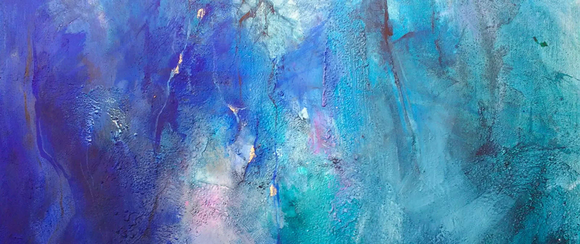 Abstrakte Textur in Blau- und Türkistönen mit Akzenten in Lila und Gold, inspiriert von der Farbe und Wirkung des Lapislazuli-Stein