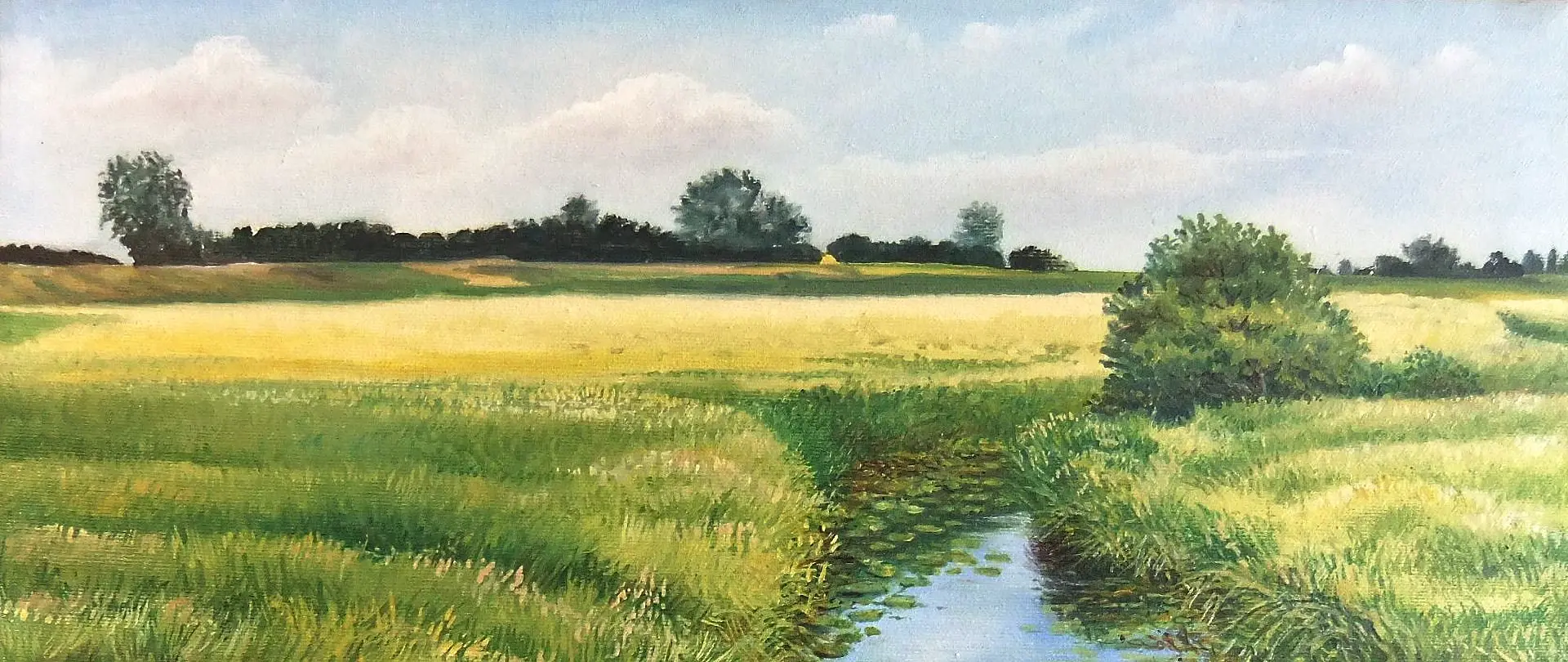 Landschaftsmalerei eines grünen Felds mit Bäumen, Hügeln und einem Wasserlauf unter hellem Himmel, inspiriert vom Kurs „Vom Motiv zum fertigen Bild – malerisches Greetsiel“