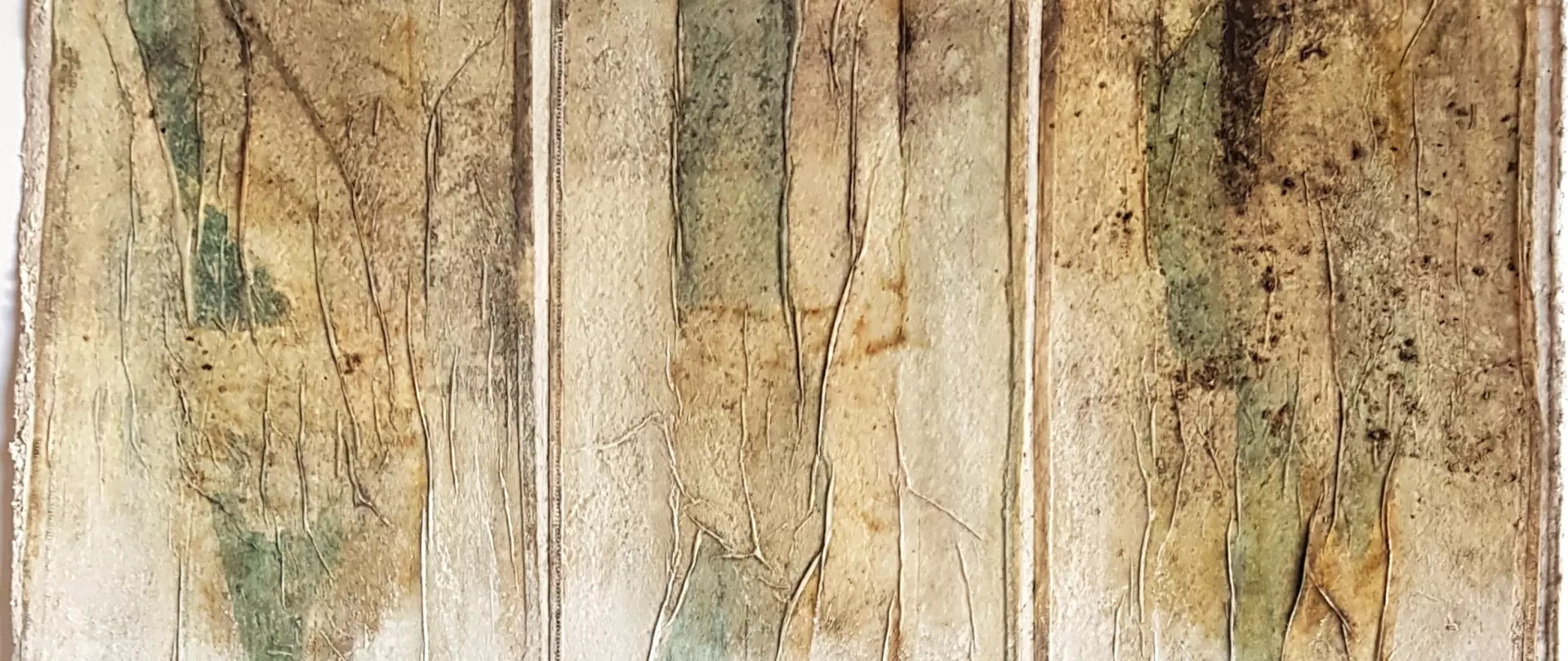 Drei vertikale Acrylgemälde mit abstrakten, erdigen Texturen und Rissen erstellt von artistravel Dozentin Annette Schulze-Weiß