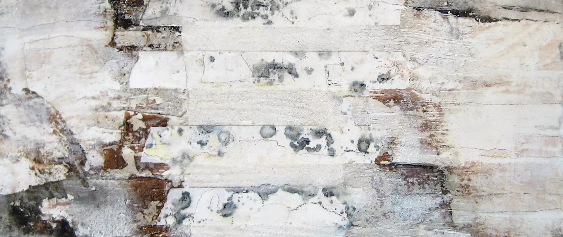 Abstrakte Mischetechnik mit weißen, grauen und braunen Farbschichten auf einer rauen Oberfläche erstellt von artistravel Dozentin Annette Schulze-Weiß