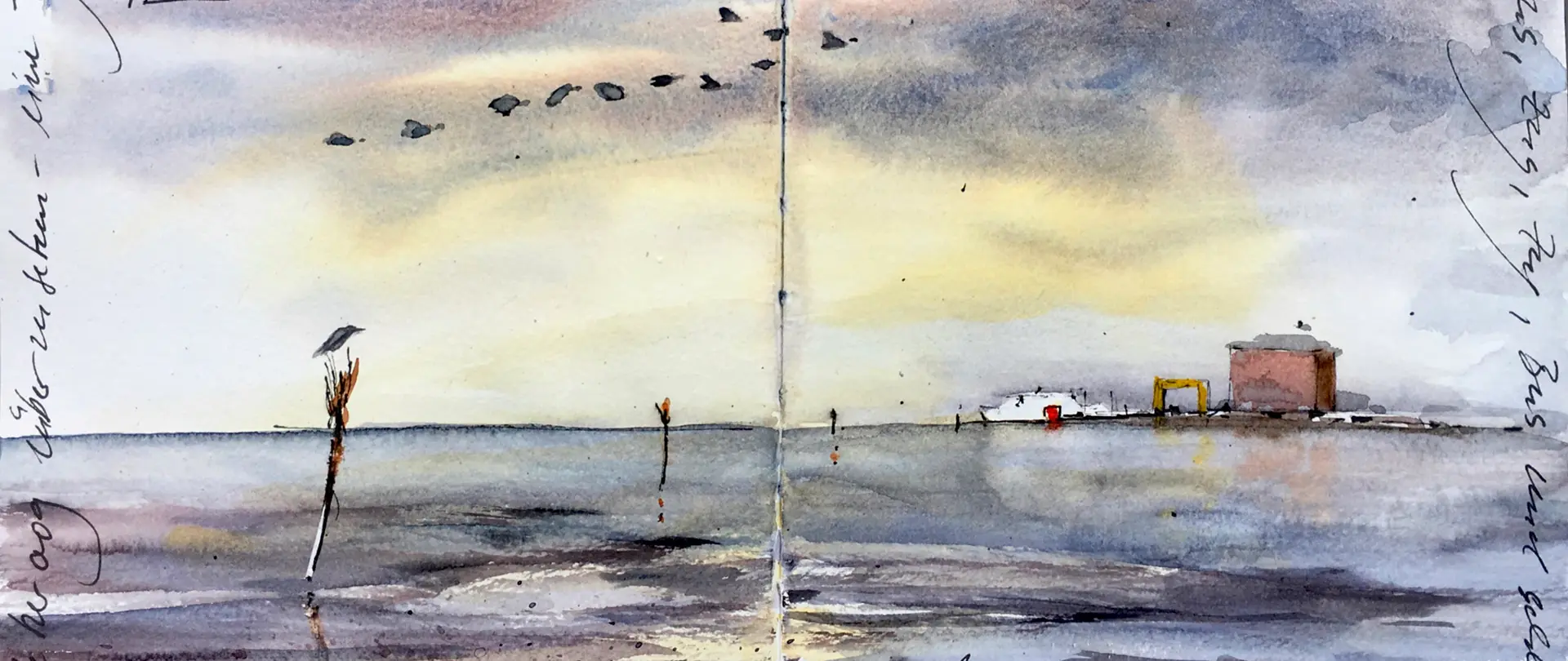 Aquarellskizze einer ruhigen Wasserlandschaft mit Vögeln, Pfählen im Wasser, einem kleinen Gebäude am Ufer und einem bewölkten Himmel bei Sonnenuntergang