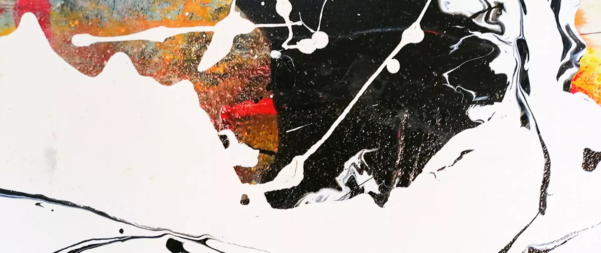 Abstrakte Farbkomposition mit dominierenden Schwarz-Weiß-Flächen und Akzenten in Rot, Orange und Gold für künstlerische Experimente