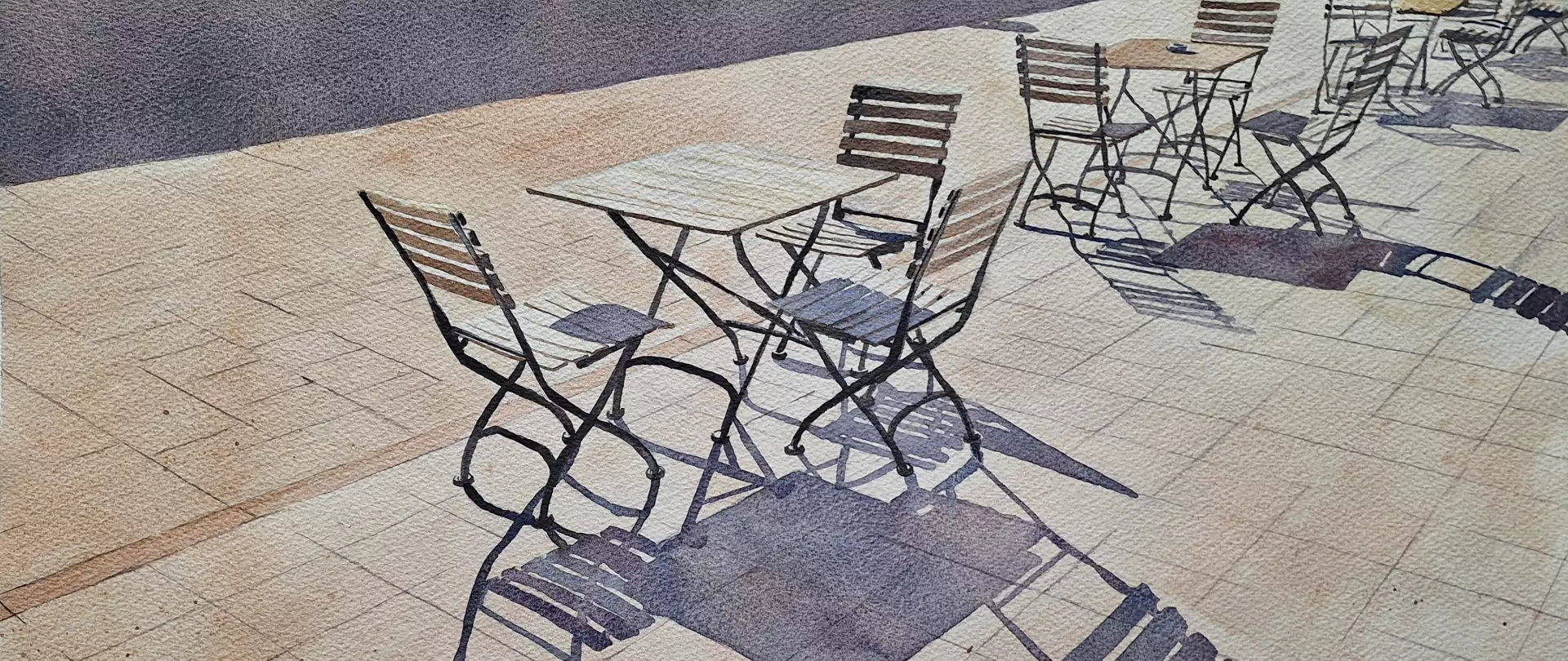 Leere Bistrotische und Stühle mit deutlichen Schatten auf gepflastertem Boden in Aquarelloptik mit Fokus auf Licht und Schatten