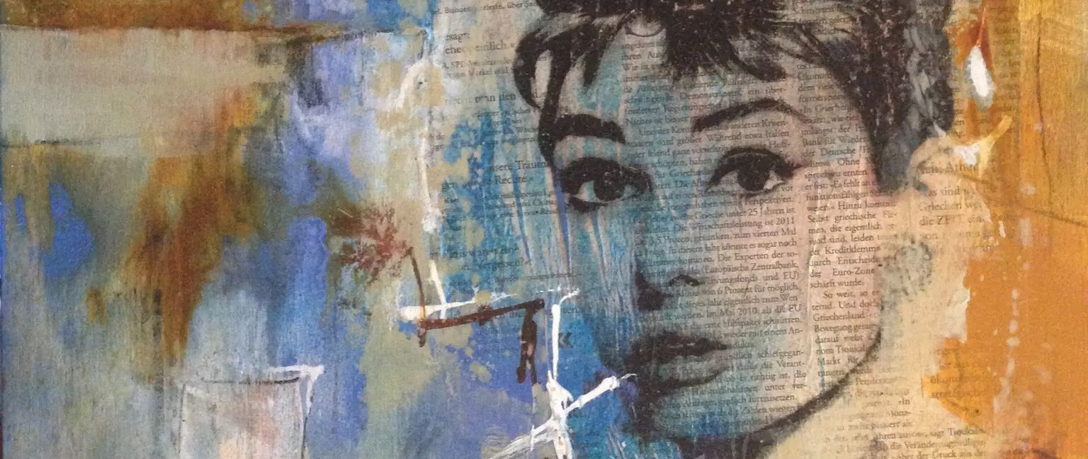 Porträt einer Frau in experimenteller Lithografie-Technik mit Zeitungstext, kombiniert mit abstrakten Malereien in Blau- und Brauntönen