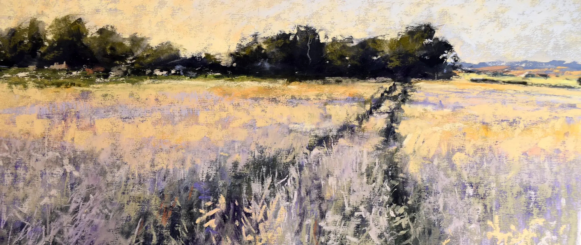 Landschaftsgemälde mit pastellfarbenem Sommerfeld, Weg in der Bildmitte und dunkelgrünem Wald im Hintergrund