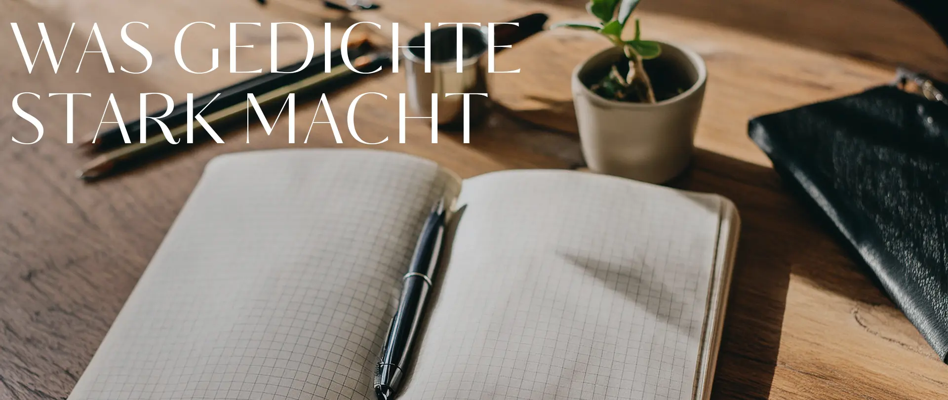 Offenes Notizbuch mit Stift auf Holztisch, kleine Pflanze und Schriftzug „Was Gedichte stark macht“ für Lyrikwerkstatt-Kurs