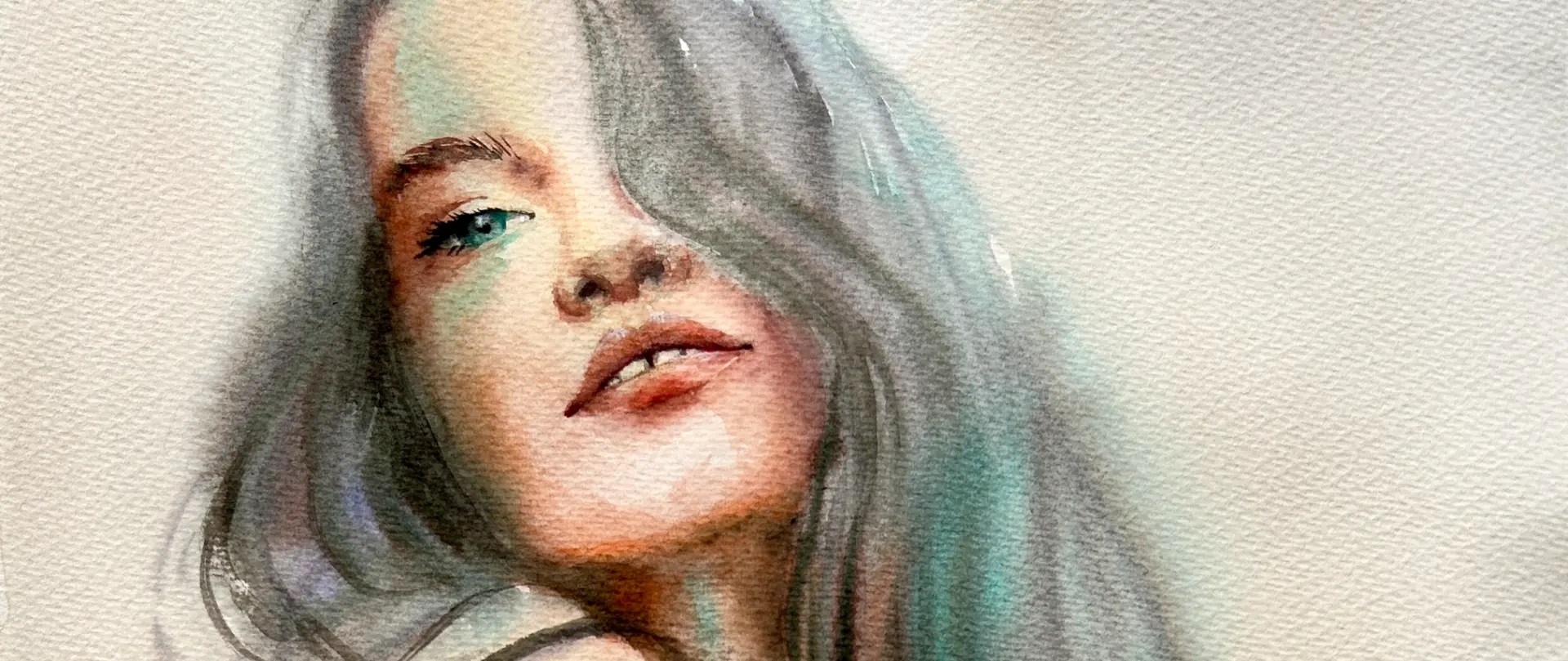 Portrait einer Frau mit ausdrucksstarkem Blick und weichen Aquarellfarben, die Charakter und Stimmung lebendig widerspiegeln