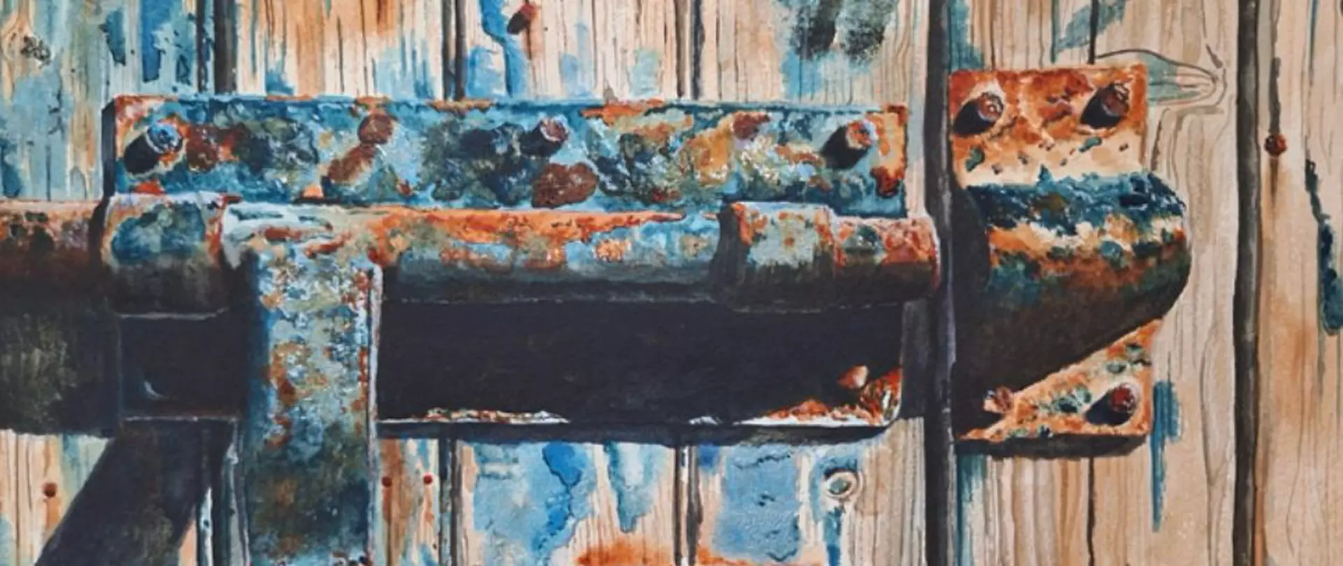 Detailaufnahme eines rostigen Metall-Verriegelungsklinkenmechanismus vor verwittertem, blau-grauem Holzhintergrund