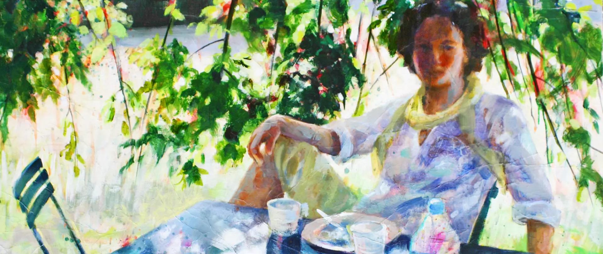 Figürliche Acrylmalerei einer Person in lockerer Pose auf einem Stuhl im Garten, umgeben von grünem Laub und mit einem Tisch mit Tassen und Flasche davor erstellt von artistravel Dozentin Bettina Bülow-Böll