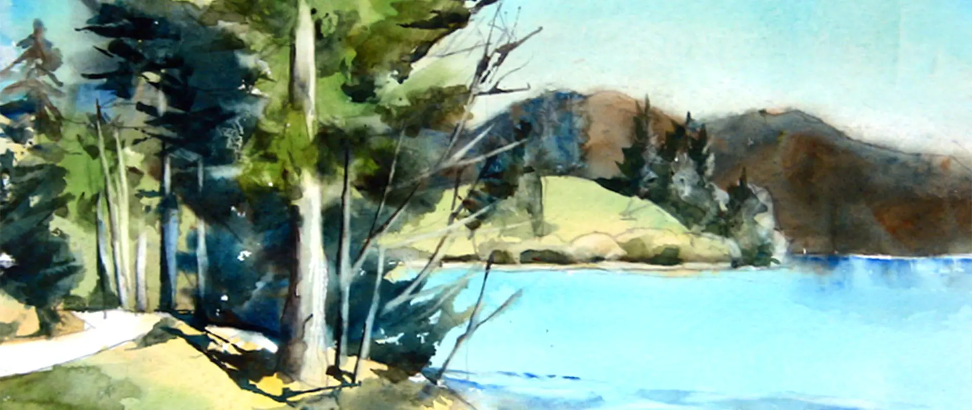 Uferlandschaft mit Bäumen, Bergpanorama und See, aquarelliert in lebendigen Farben für den Kurs "Aquarell unterwegs"
