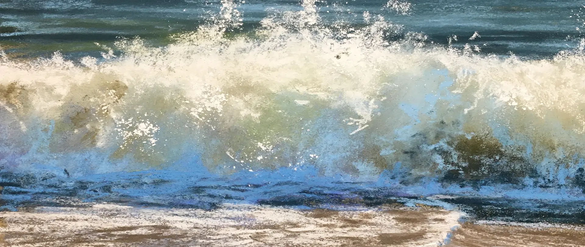 Wellen brechen an einem Strand mit weißem Schaum und Gischt in lebendigen Pastellfarben dargestellt