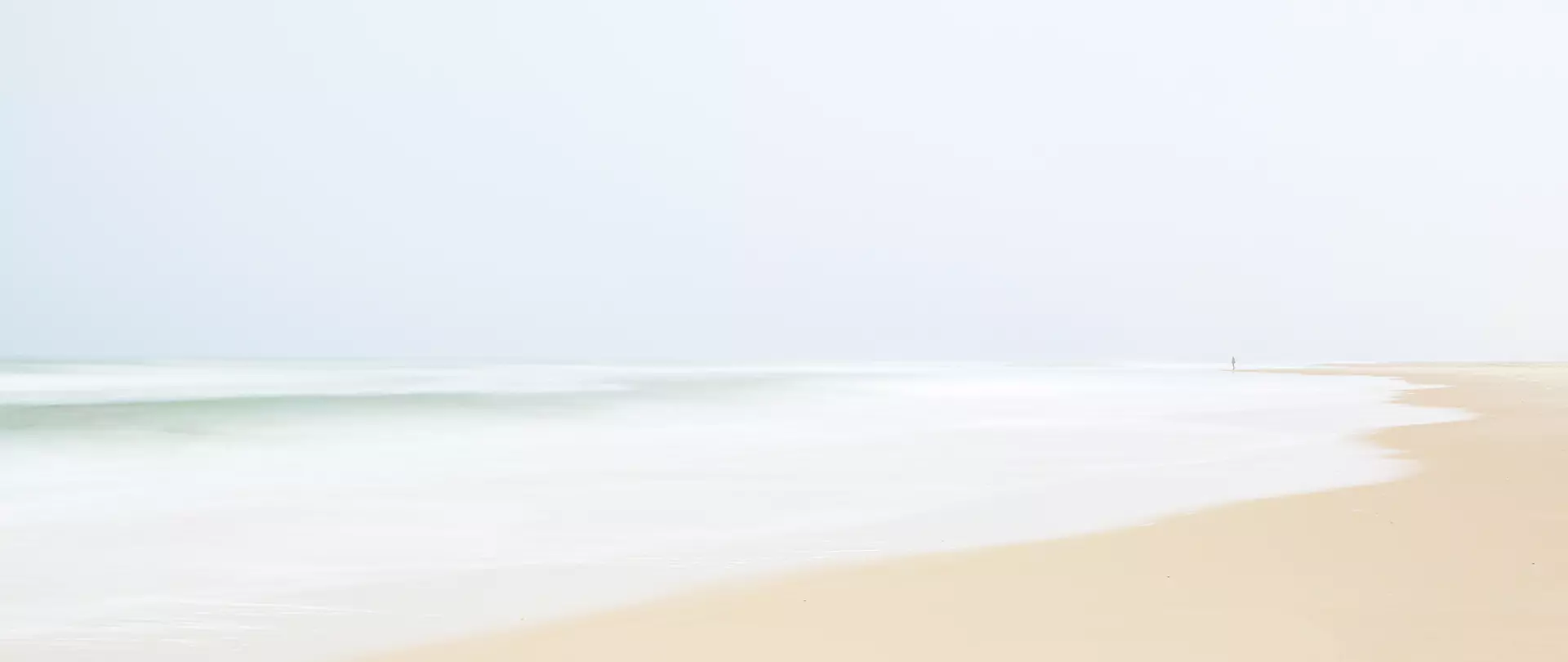Foto eines Strandes in sehr reduziertem und zartem Stil.