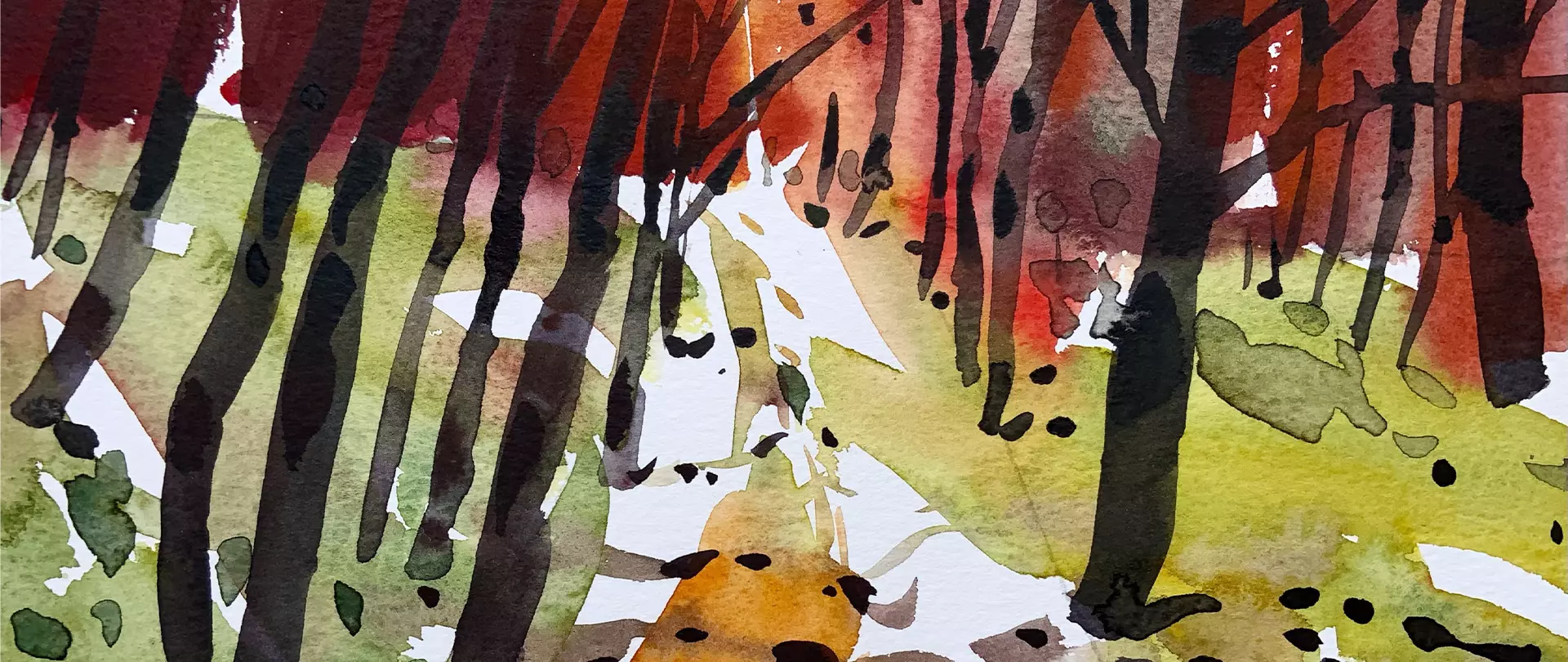 Aquarell eines Waldes mit Bäumen in Rot-, Braun- und Grüntönen und einem hellen Pfad im Vordergrund erstellt von artistravel Dozentin Sabine Nögel