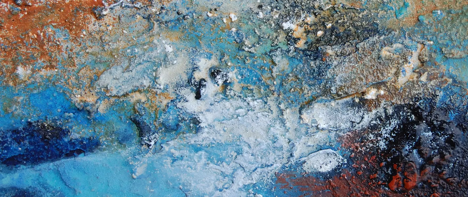 Abstrakte Acrylmalerei mit strukturierter Oberfläche in Blau-, Weiß-, Braun- und Schwarztönen Mischtechnik erstellt von artistravel Dozentin Christina Jehne