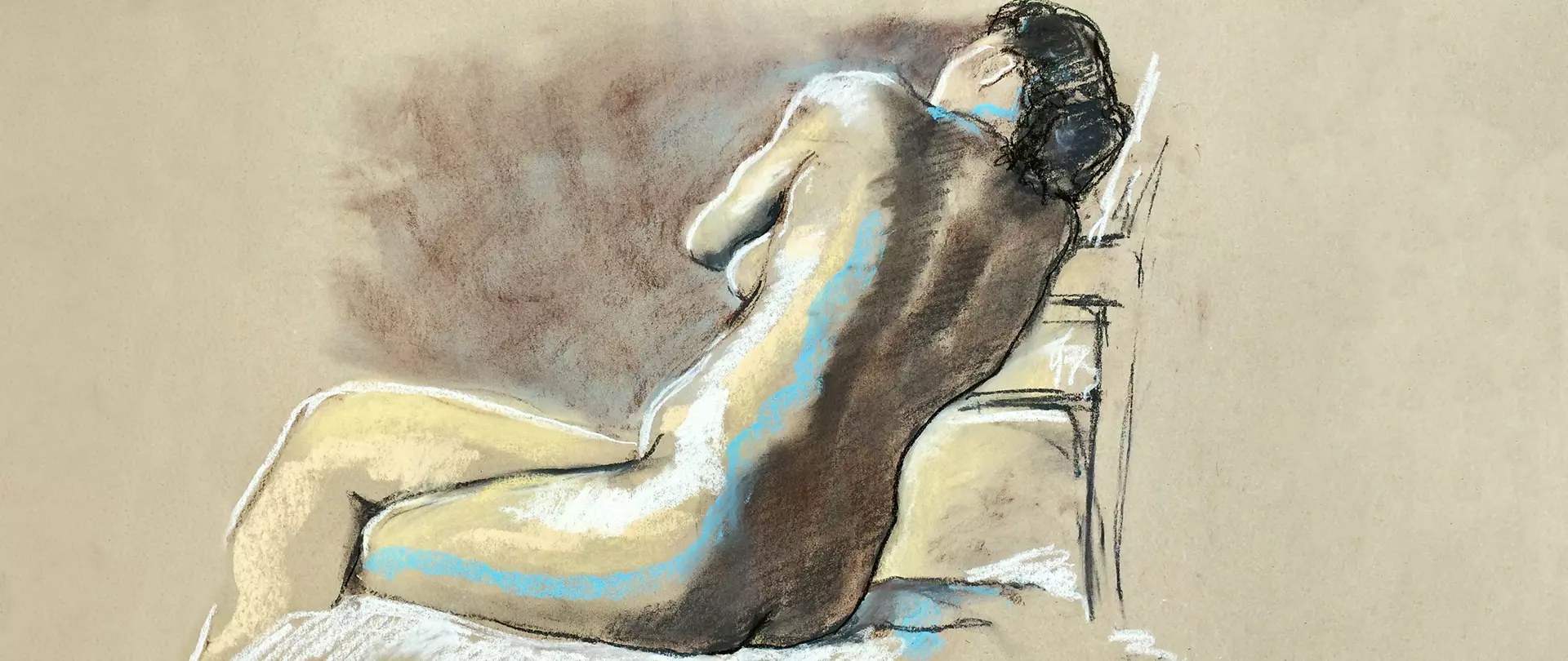 Sitzender Akt eines Modells, skizziert auf hellem Hintergrund, Fokus auf Körperhaltung und Schattenverlauf