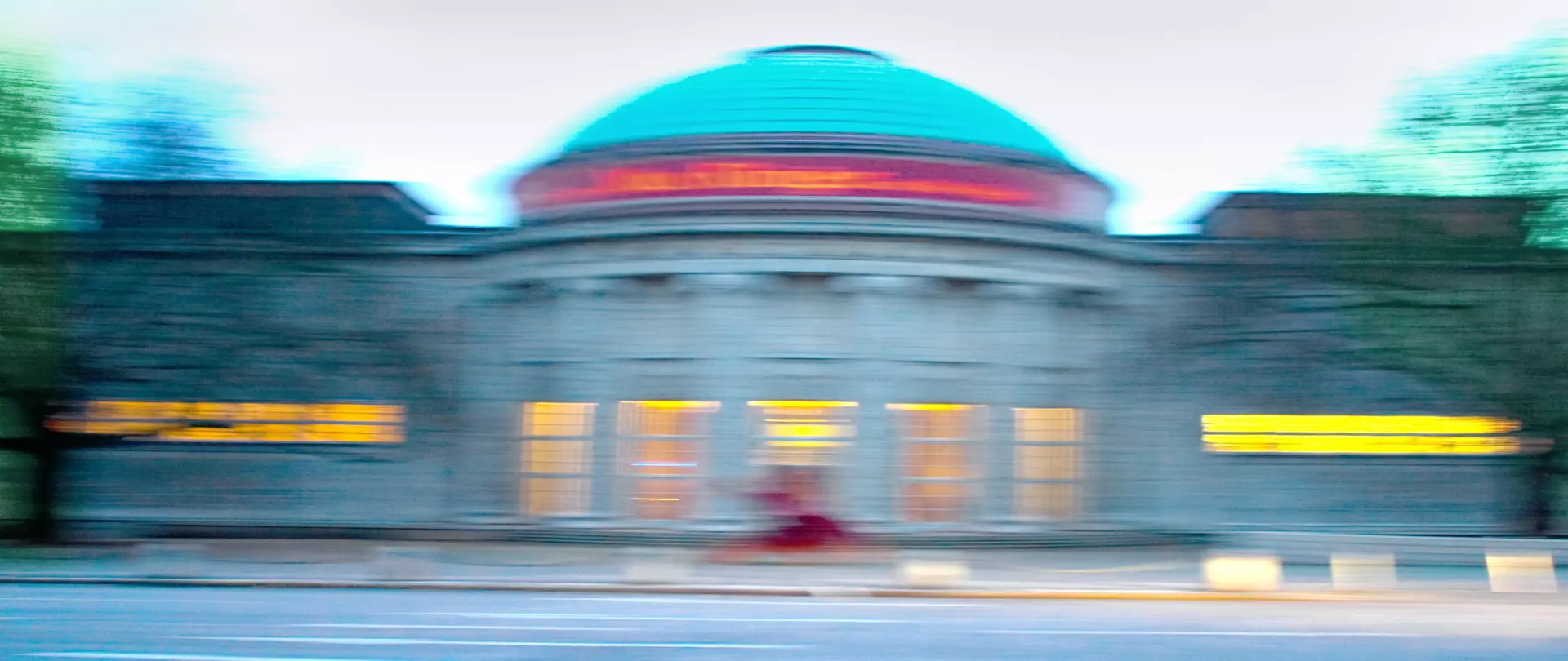 Experimentelle Fotografie der Architektur eines Gebäudes