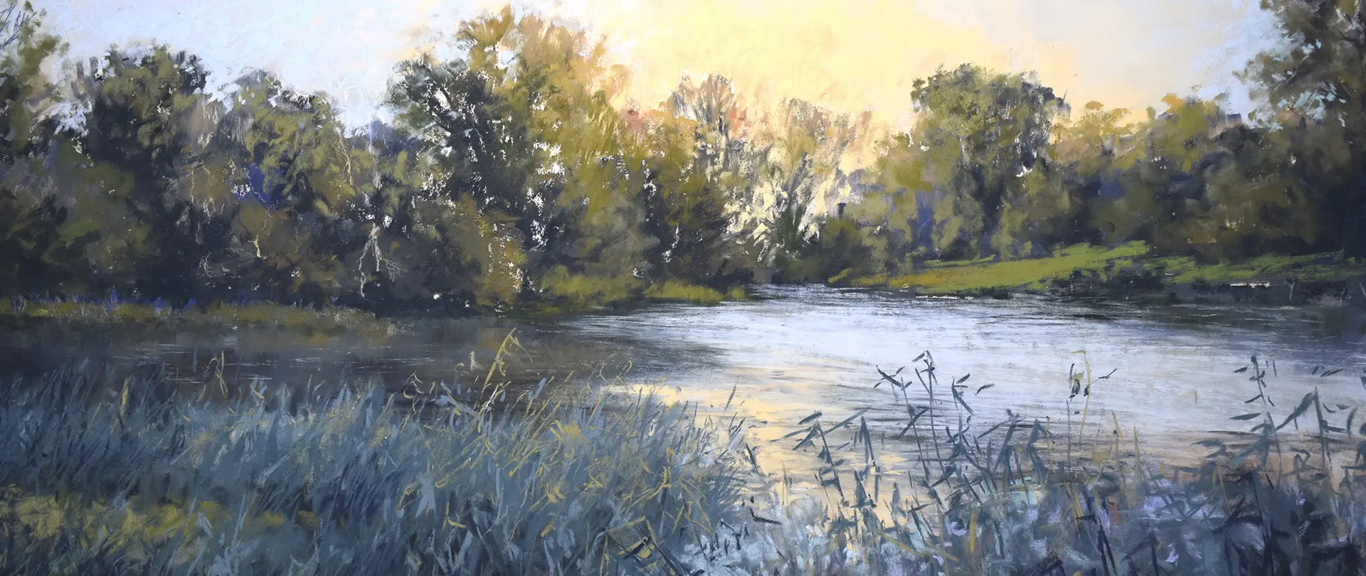Uferlandschaft mit ruhigem See, Schilf und Bäumen im warmen Abendlicht, gemalt in sanften Pastellfarben